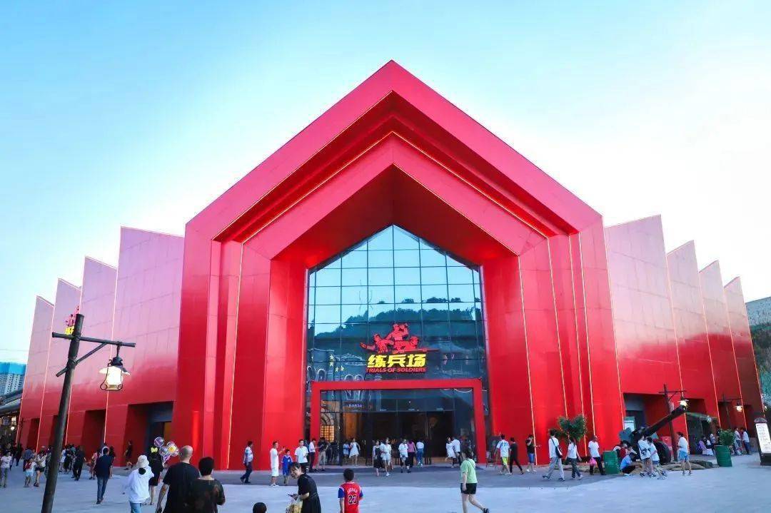 由红色主题街区,窑洞主题酒店群和延安室内湖延湖共同组成,于2021年6