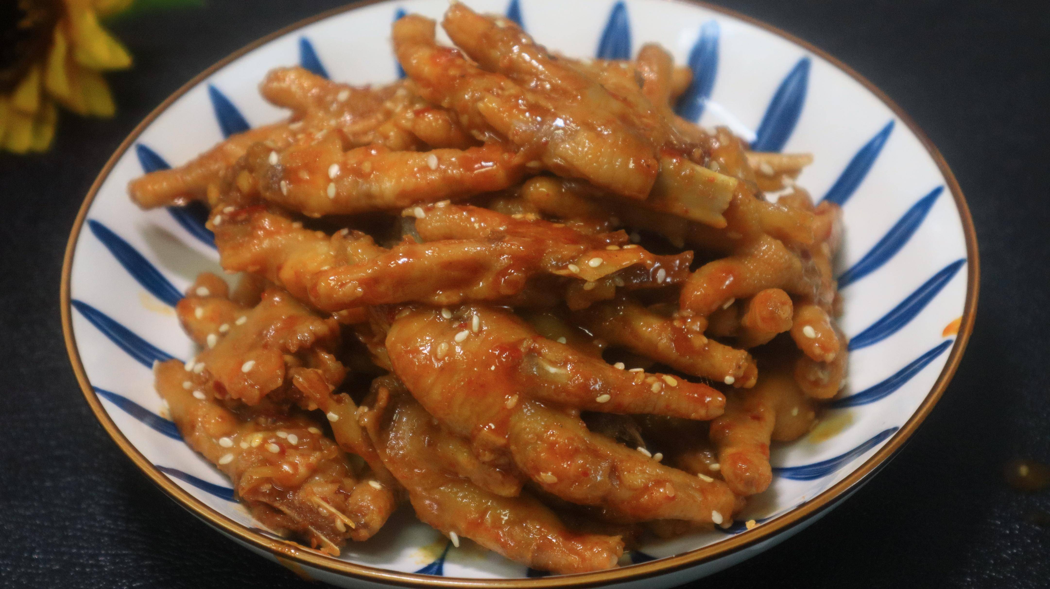 最近很火的火辣鸡爪做法,口口爽辣,回味无穷,连吃3天都不腻_韩式_美食