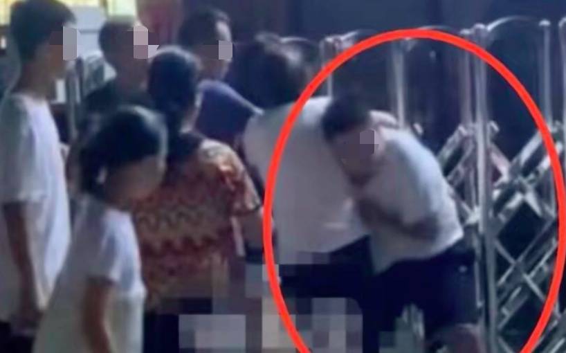 陕西15岁男孩阻止63岁男子插队引发打架，警方：63岁男子已行拘