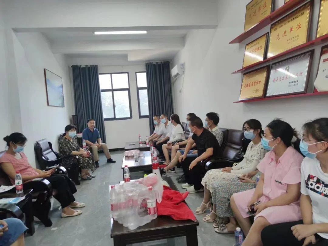 "中心学校校长胡先意积极响应政府号召,身先士卒,率先垂范,亲自下沉到