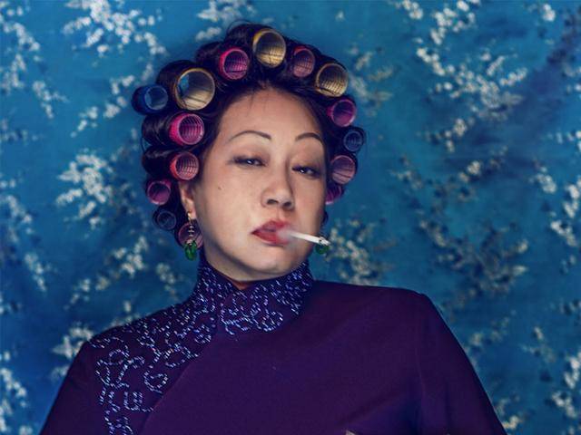 《功夫》中饰演的那个满头发卷,口咬香烟,一身睡衣的霸气"包租婆",给