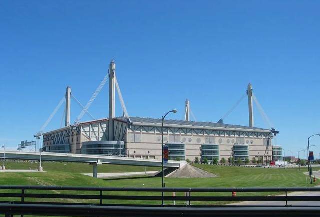 阿拉莫穹顶有超过65000个座位,在之前还是马刺队主场的时候,很多座位