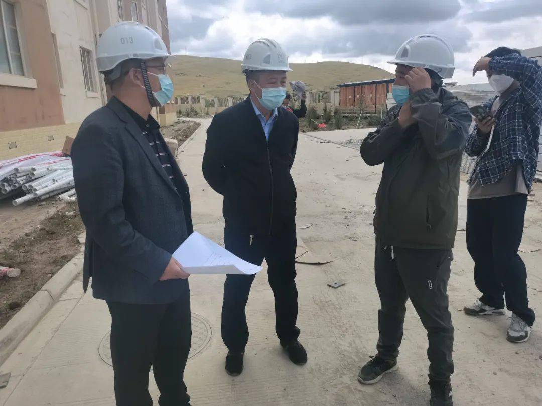 8月18日,县委书记董德洪前往理塘方舱隔离点和服务保障点调研.