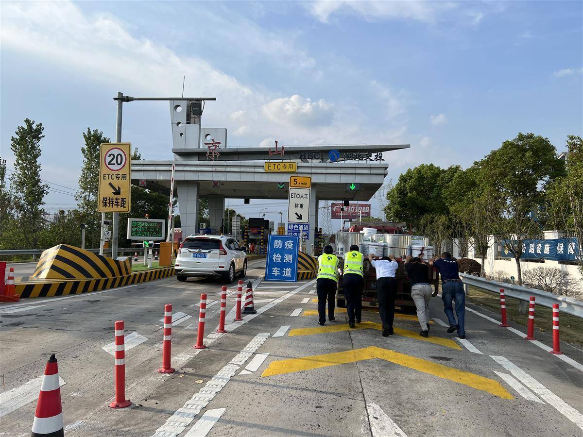 "8月17日,随岳高速京山收费站,货车司机张师傅说.