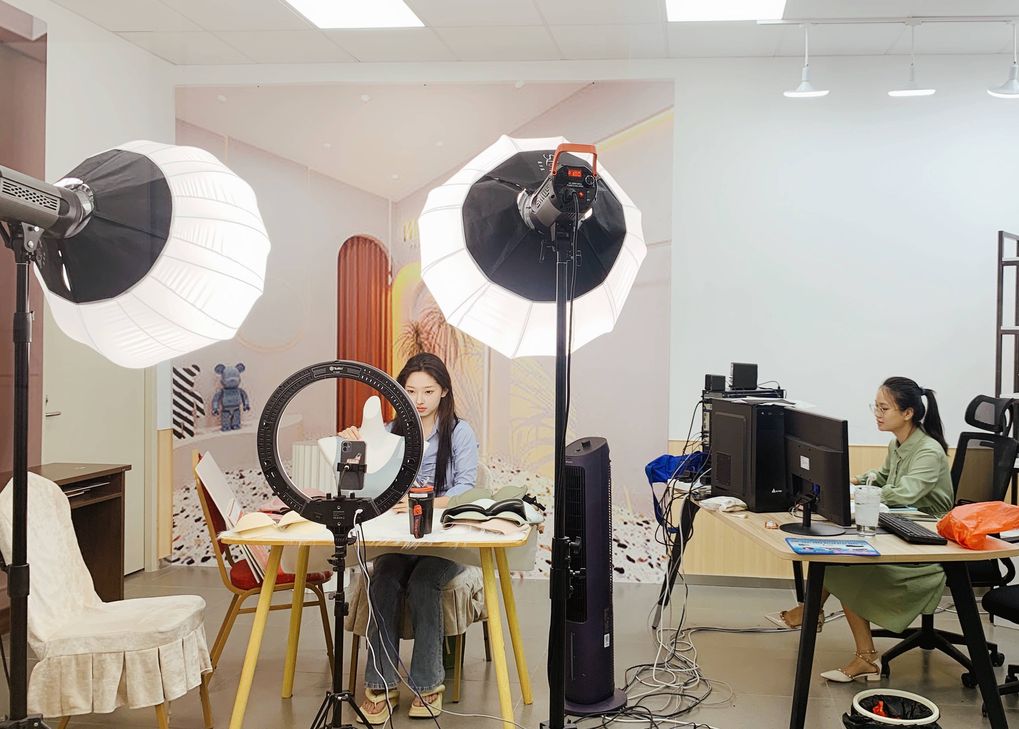 共享直播间"未来,我们将以更加积极的姿态拥抱数字经济,一手抓制造业