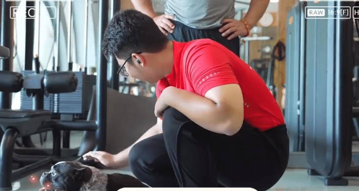 郭涛晒15岁石头健身近照!