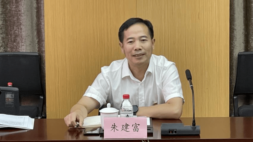 富阳区人社局党委委员,二级调研员朱建富介绍了富阳企业经济现状及