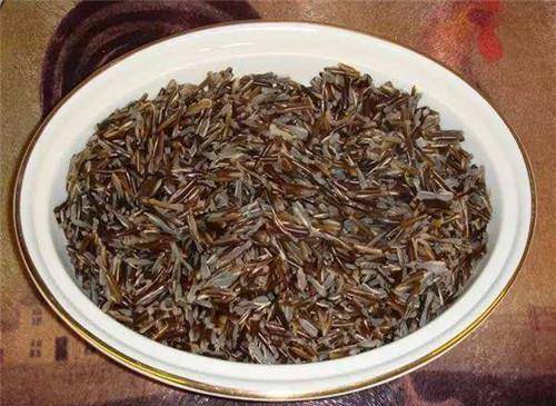 诗句来推想:王维表示"香饭青菰米,嘉蔬绿笋茎";李白表示"跪进雕胡饭