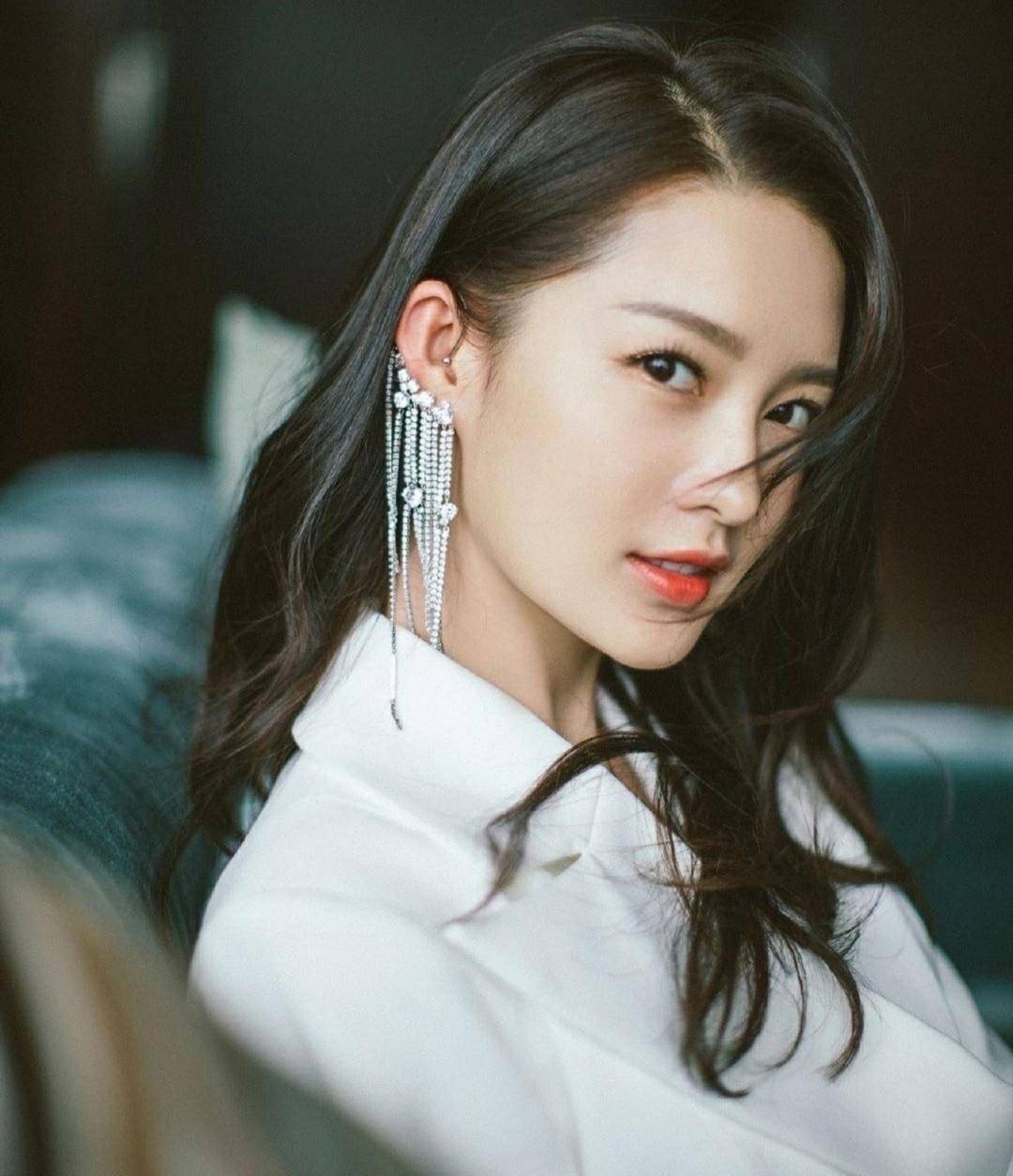 李沁轻熟风,长发红唇诱惑十足,女神就是女神, 还一依旧这么美丽_气质_