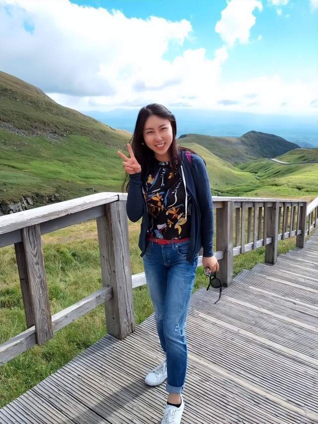 确实,去年年初,贾浅浅因为一篇《唐小林:贾浅浅爆红,突显诗坛乱象》的