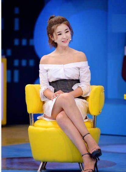 娃娃脸李小萌东方女人美,穿红色旗袍时尚优雅,气质太上头_设计_身材