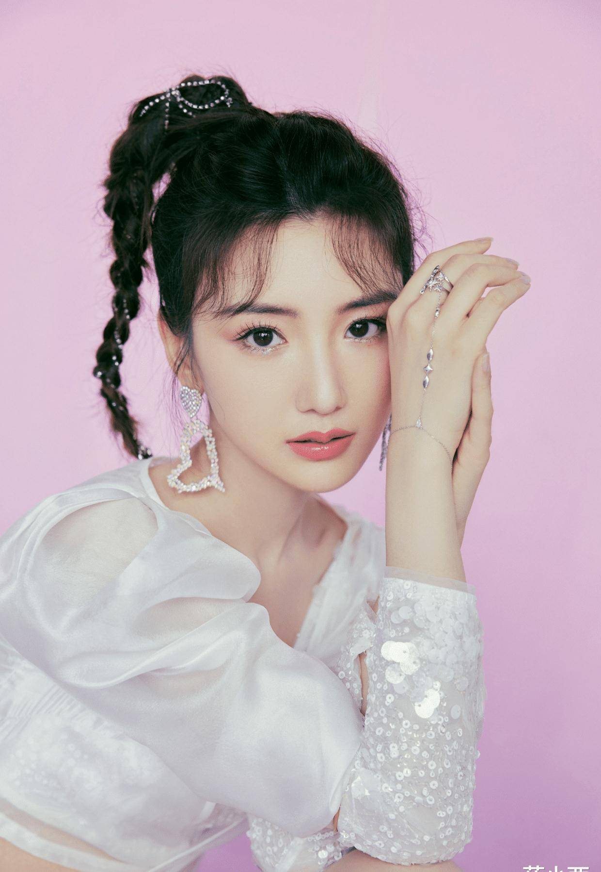 毛晓彤真像"从漫画里走出来"的女神,穿白衣配短裤,又美出圈了_时尚