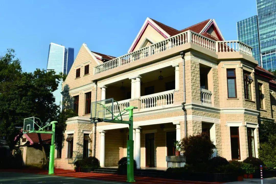 职业技术学校的前身是在艺术,工艺美术,设计领域声名显赫的"华山美校"