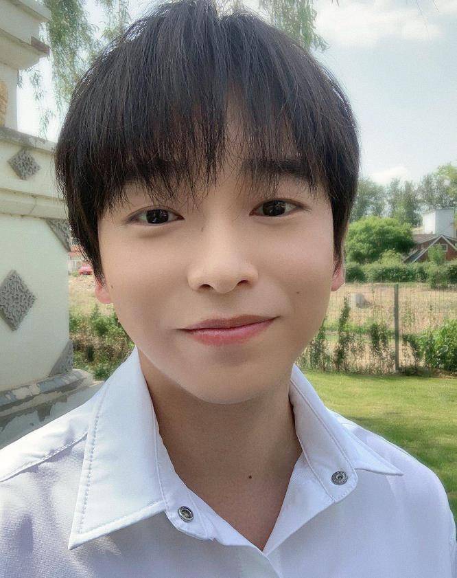 彭昱畅现身却胖成油腻中年男,肚子圆润凸出被喊话:黄磊都比他瘦_网友