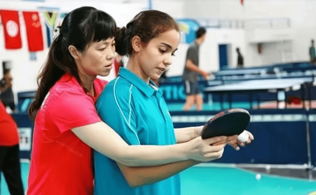 张琴如今除了完成体育局的工作,她也和体育局合作,开办了张琴乒乓球