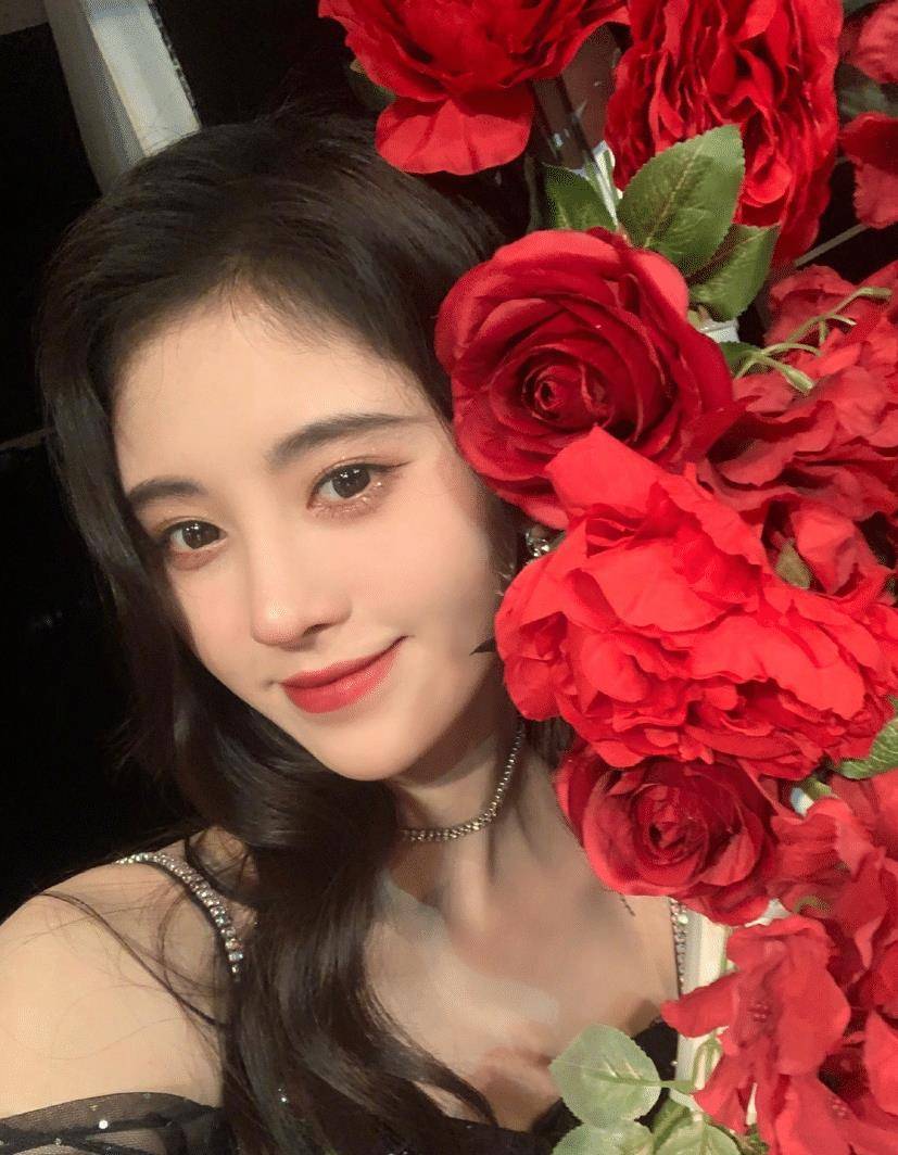 鞠婧祎穿搭温柔元气又灵动十足,干净又甜美,网友:真的是少女穿搭模板