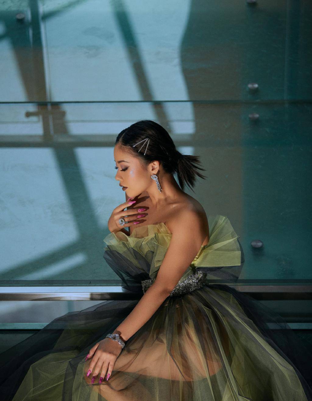 王菊这是逆袭成功了,穿亮片轻纱礼服出镜,露小麦色皮肤优雅大气_时尚