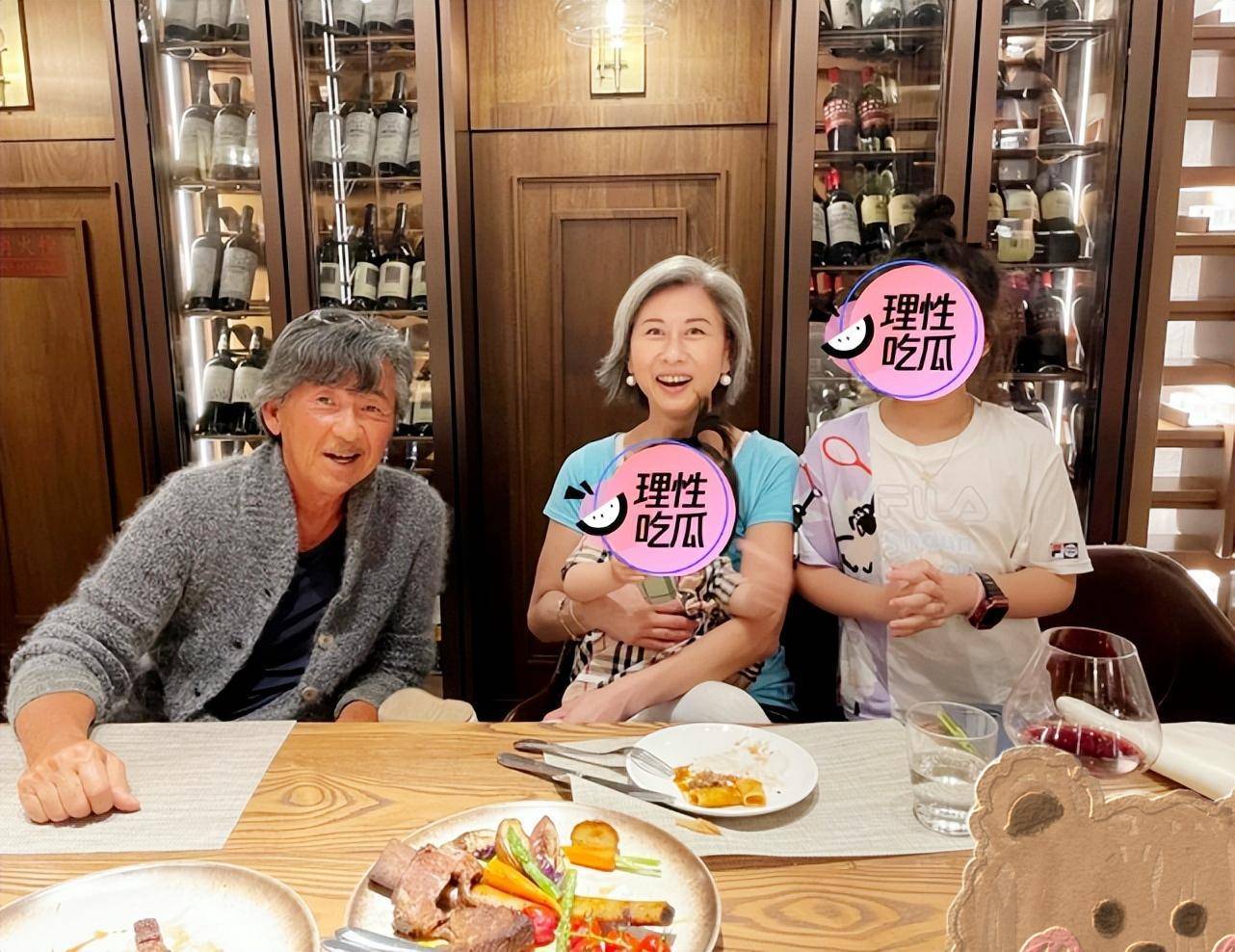 74岁林子祥带妻子聚餐,两人喝到脸红,叶倩文抱着小孩脸上笑开花_夫妻
