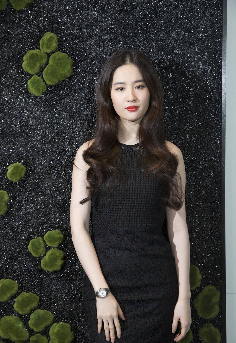 刘亦菲穿黑色连衣裙拍写真,无袖裙暴露真实身材,生图依旧能打_气质