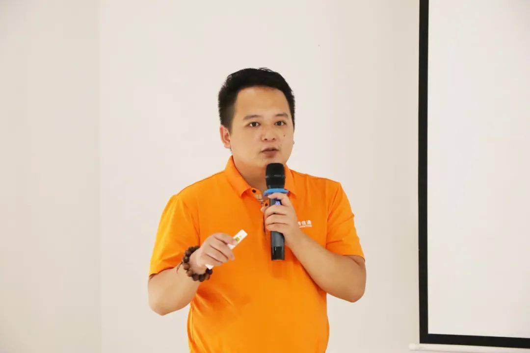 第一部分专题讲座活动,首先由深圳跨信通大客户总监王黄俊琪带来"跨境