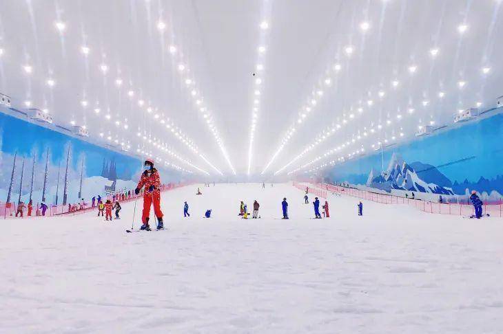 朋友圈都在打卡的室内滑雪乐园,华山冰雪世界,一年四季都能嗨_雪场