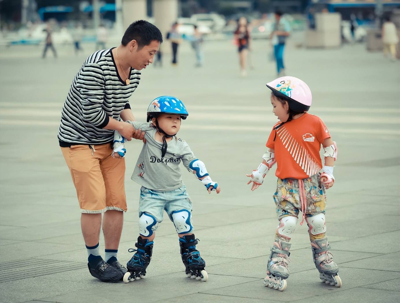 两小孩抢秋千,双方家长大打出手,究竟谁对谁错？