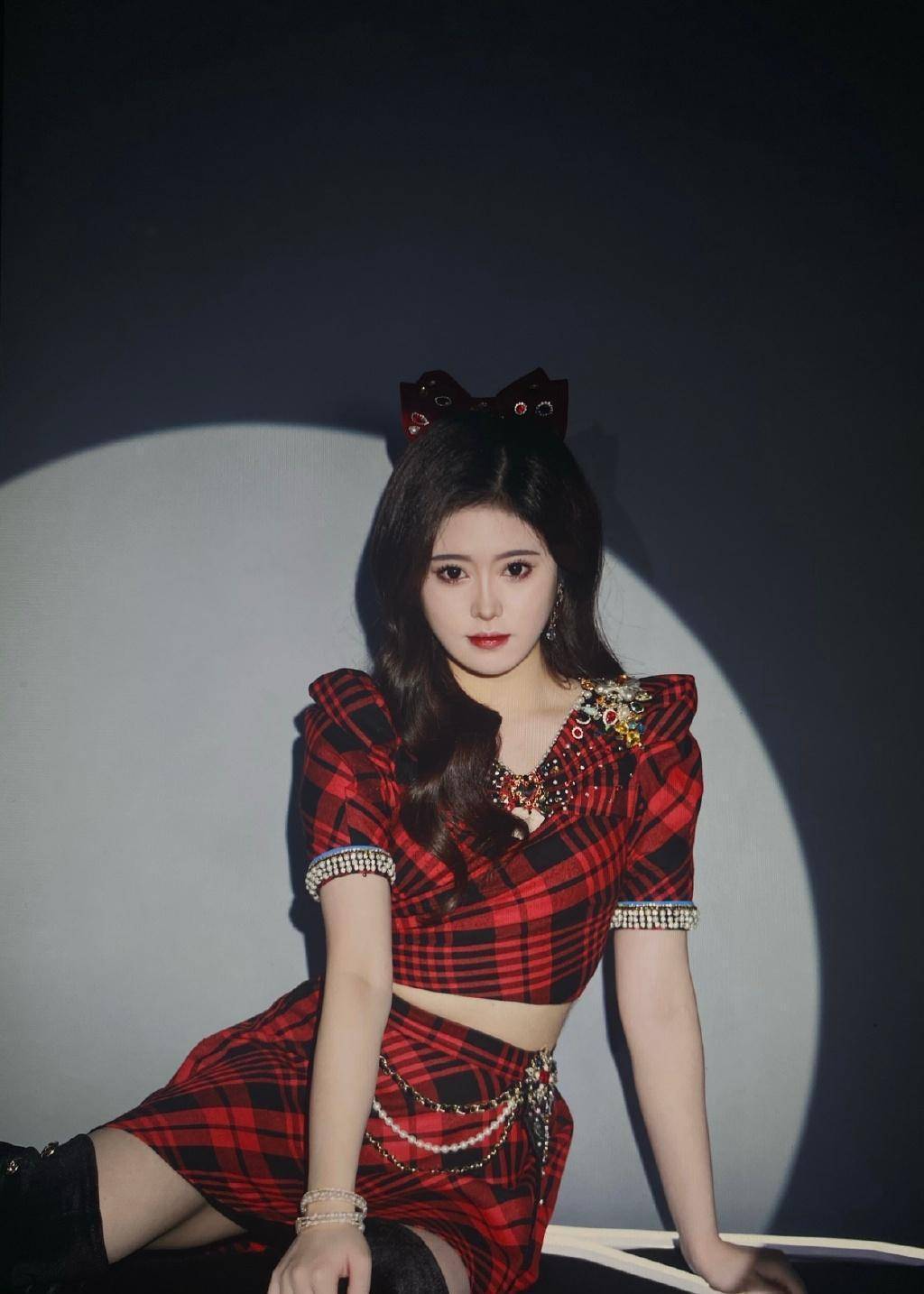 邓歆玥长的很精致,穿露脐装显的身材有肉感,有女人