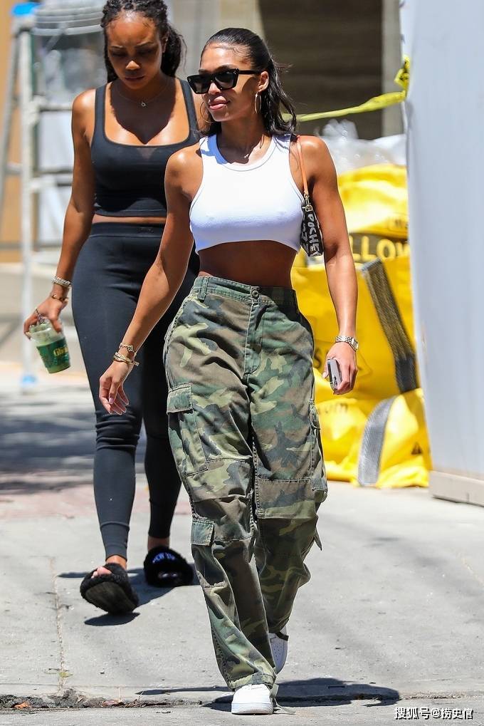 芙蓉房举行的贝拉·哈迪德的亲情发布会上,新单身模特洛莉·哈维(lori