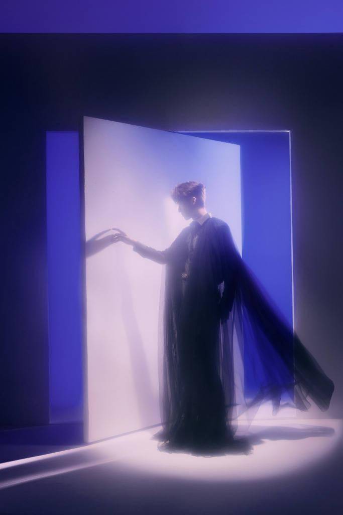 何洛洛拍摄《窗台上的乌云》夜礼服造型写真 神秘帅酷展迷幻风
