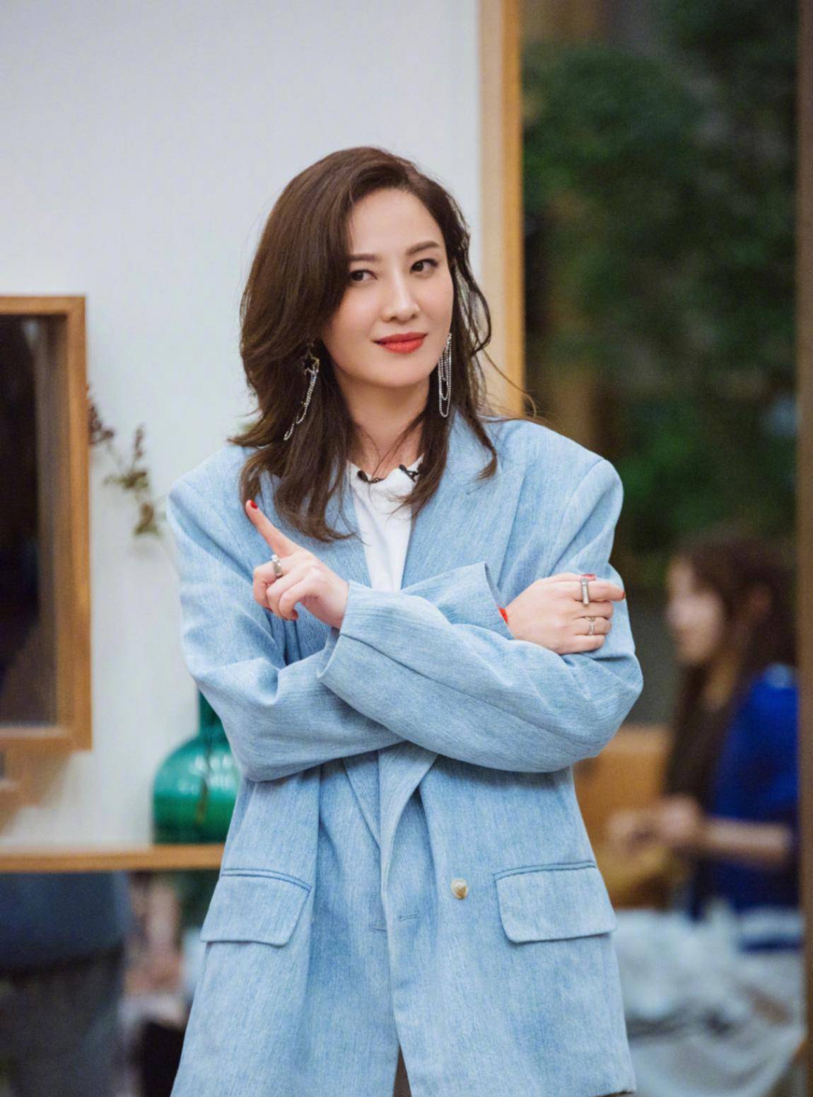 38岁郑希怡太帅气,身穿灰色连体裤配小白鞋,轻松展现霸气侧漏_显得_版