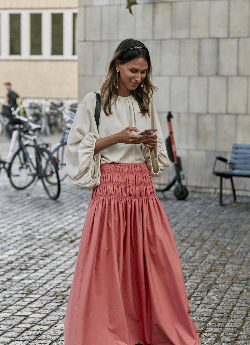 垃圾袋腰款式的喇叭裙这款喇叭裙在这一季很流行,因为结合垃圾袋腰的