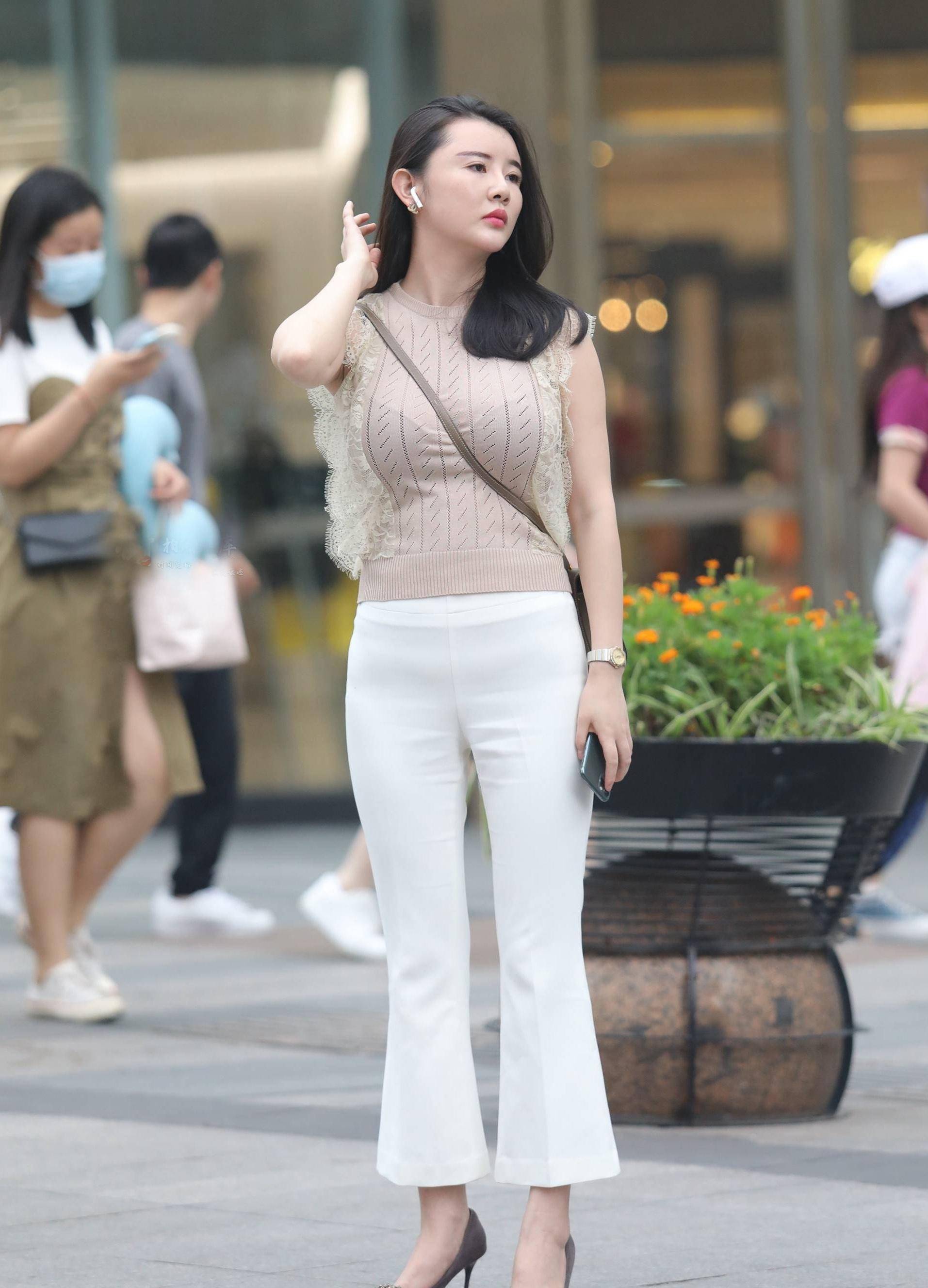 气质型辣妈,白色的小喇叭裤,穿出了温婉动人的美,时髦又美丽_身材