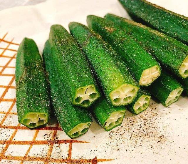 之前在饭店吃过一次烤秋葵,爽脆鲜香,非常好吃,做法也特别简单,在家用