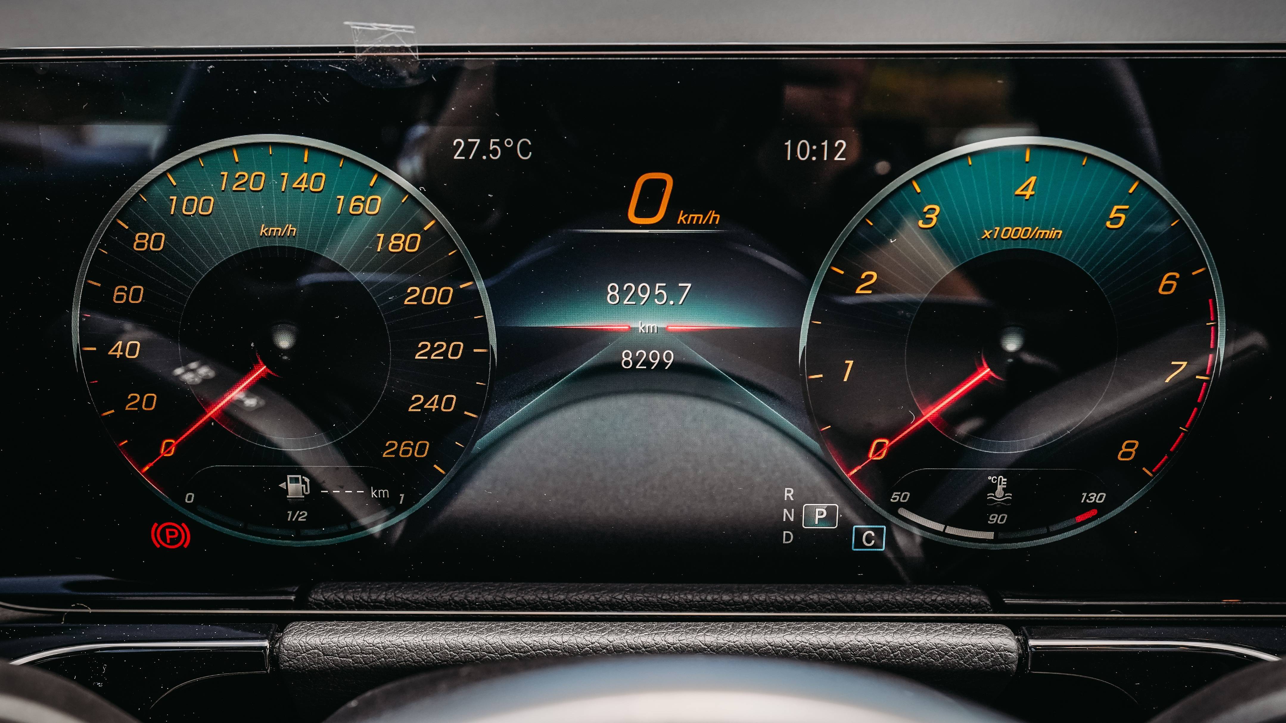 中控采用大面积的皮革包裹,触感和观感都不错,全液晶仪表盘分辨率和