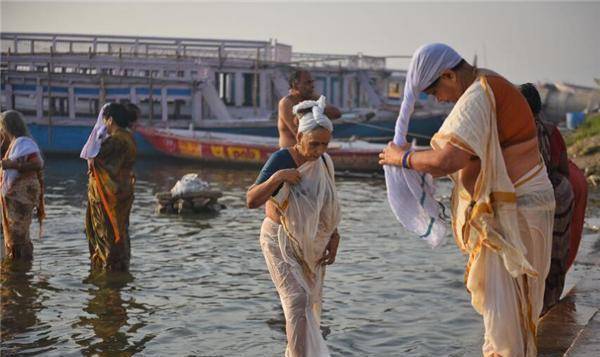 印度“食尸族”：生吃腐尸和排泄物，痛饮恒河水，他们寿命有多长