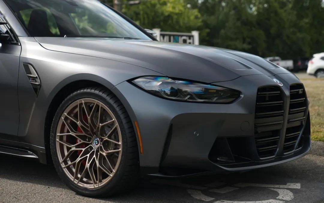 全新宝马m3选配个性化定制磨砂纯灰搭配1000m金色轮毂.