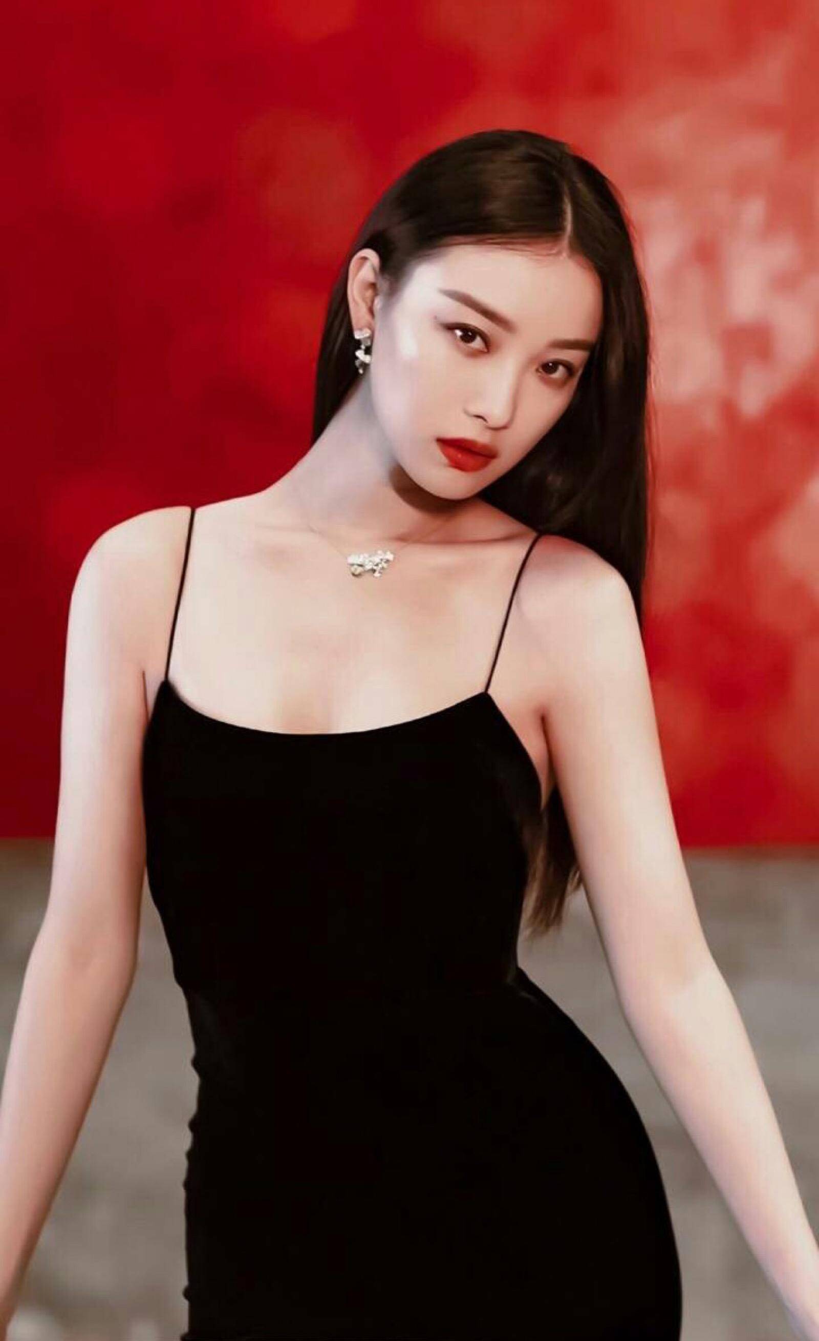 倪妮最新时尚大片,大胆"露出"美背,酷爱墨镜的她又带出新高潮_风格
