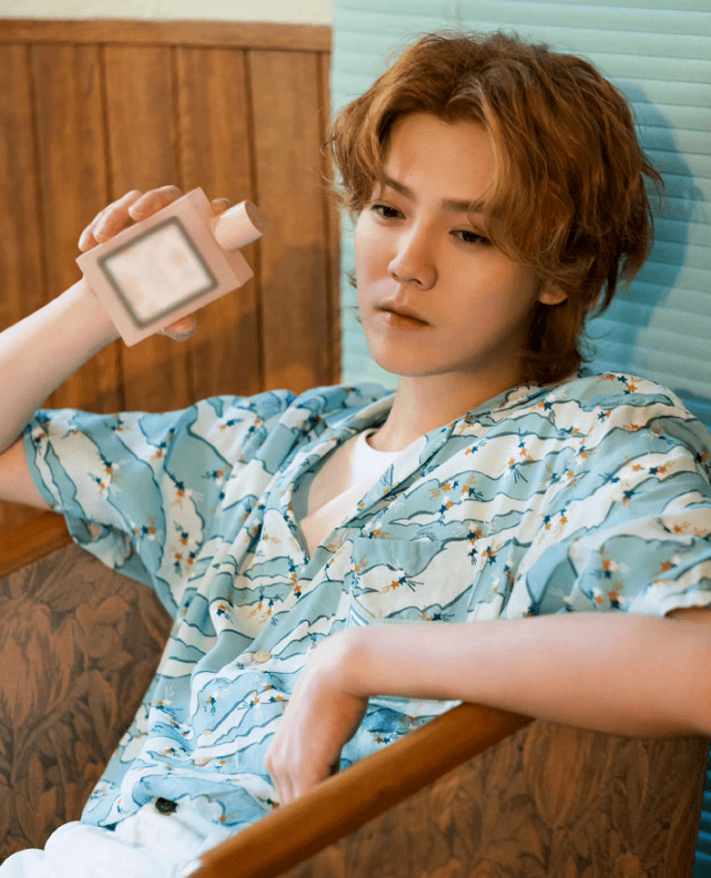 32岁鹿晗重现丸子头造型!