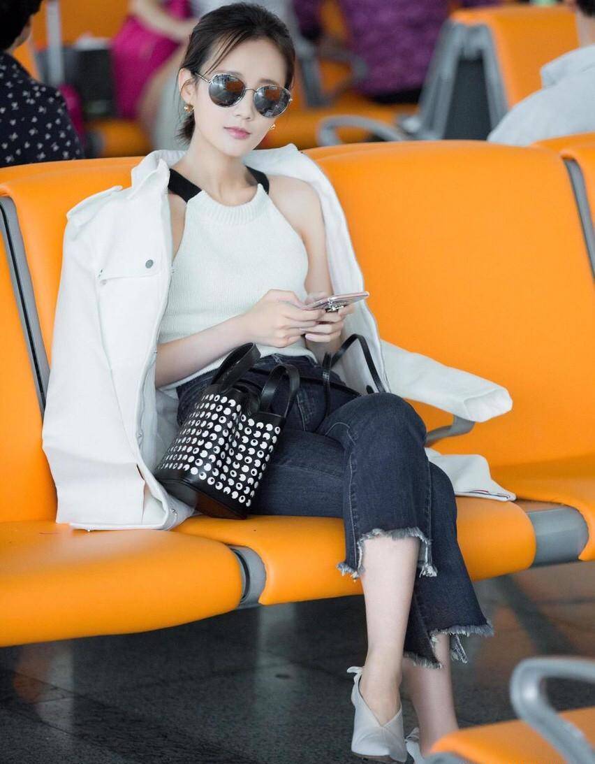 李一桐私服像个小女孩,900元尼龙包包接地气,当14次女主终翻红_造型