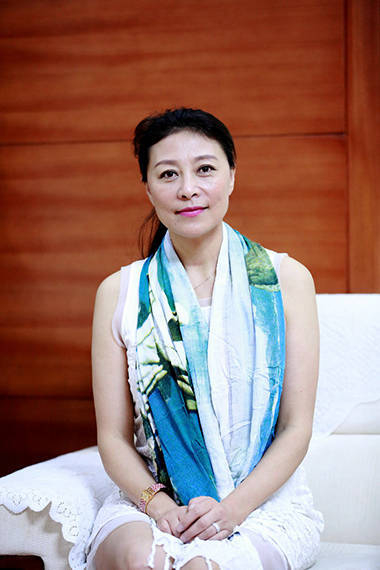 她是张嘉译的前妻,患病后遭丈夫抛弃,今女儿靠跑龙套养她_岳红_表演