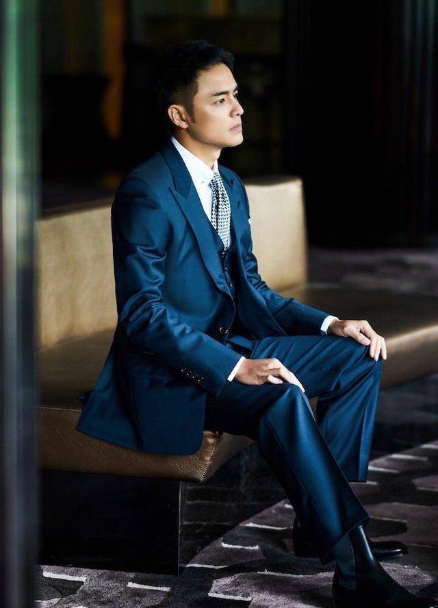 化烟熏妆穿机车夹克大秀肌肉,太油啦_西装_衬衣_哥哥