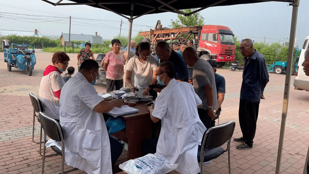 【我为群众办实事】不忘老年人,政策暖人心———青冈县兴华镇中心