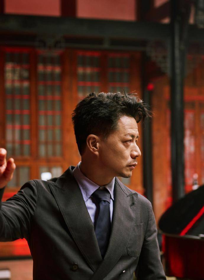 硬汉派男星段奕宏登时尚杂志,47岁美丽得当,却被嘲油腻?