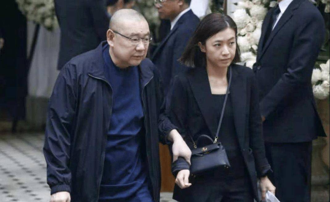 原创             照顾叶继欢妻女,借许家印40亿,孝顺前岳母,刘銮雄有