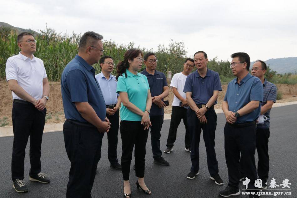 8月17日,省交通运输厅一级巡视员盖宇仙带领督查组来秦安县督查道路