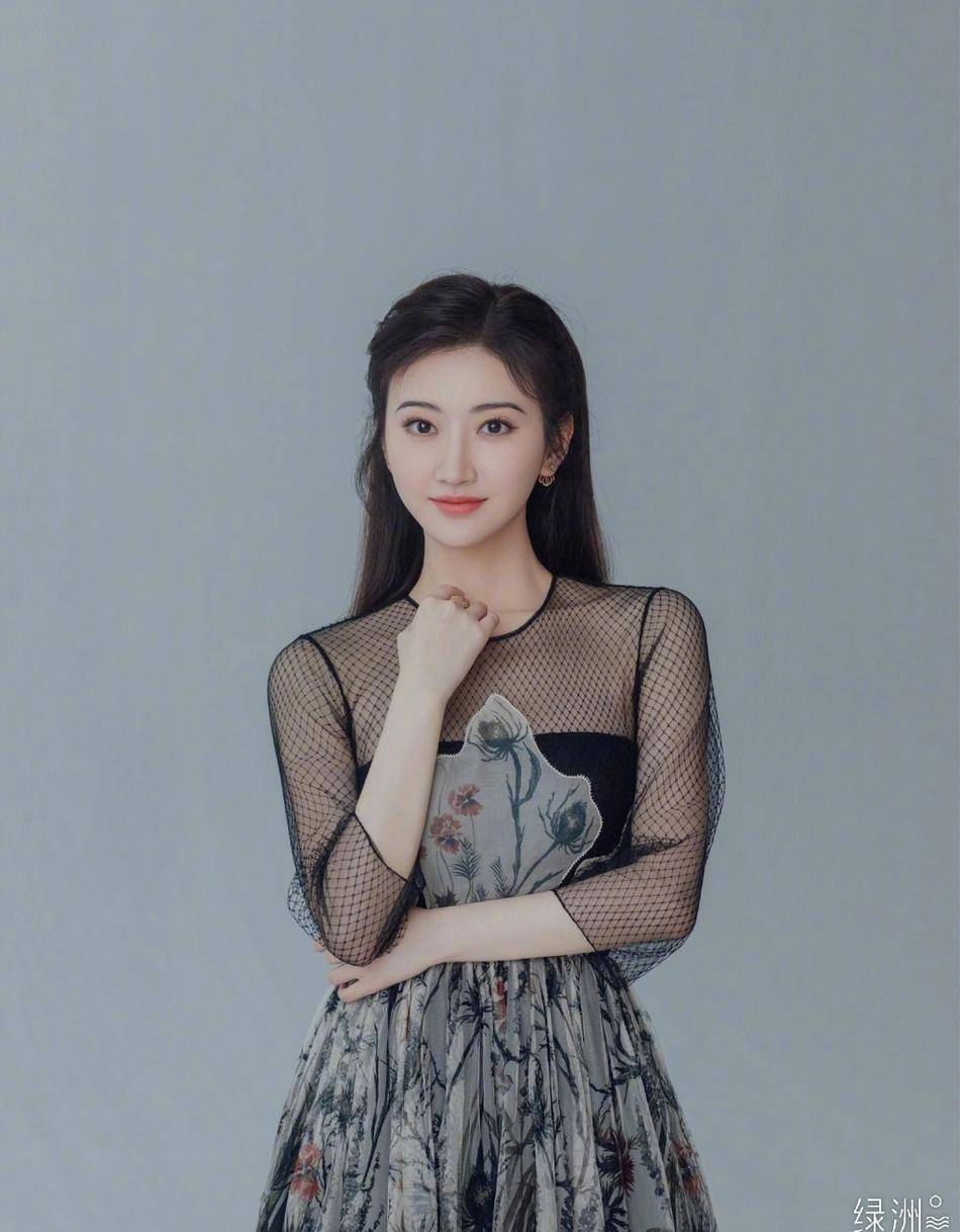 景甜气质真好,穿一条黑纱印花裙,优雅仙气美得出众!_造型_漂亮_身材