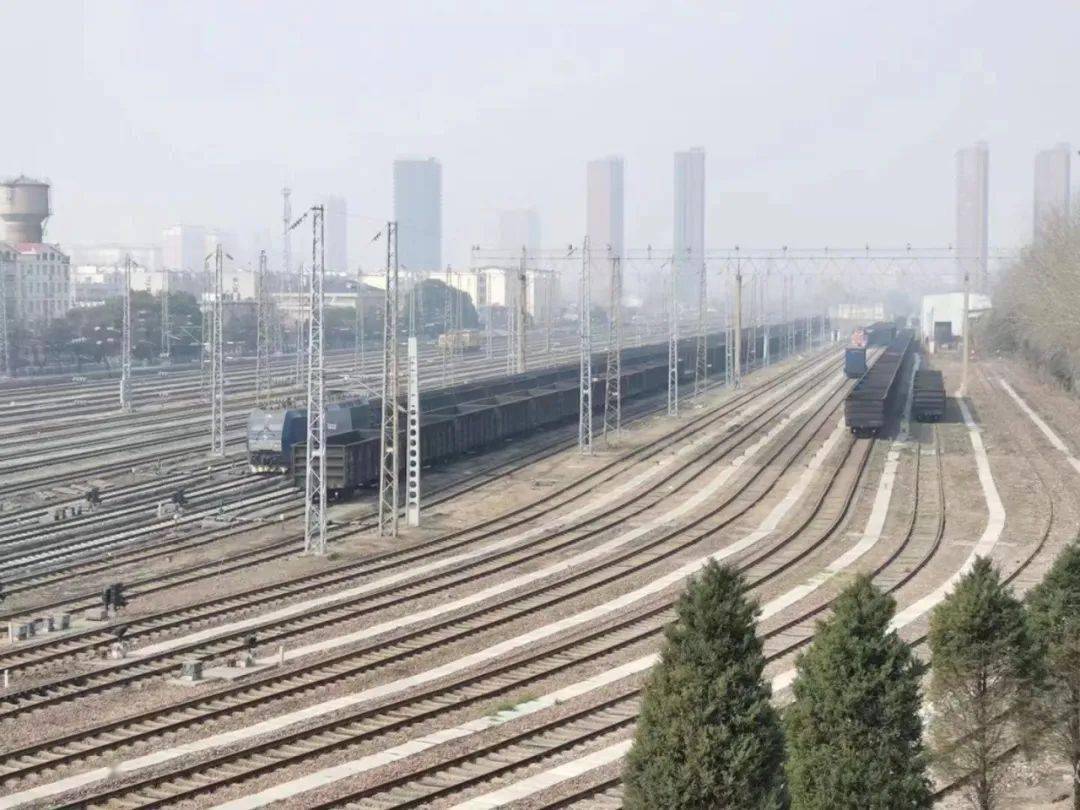 满载电煤的31410次列车从平顶山东站16道驶出,奔赴安徽青龙山淮北申能