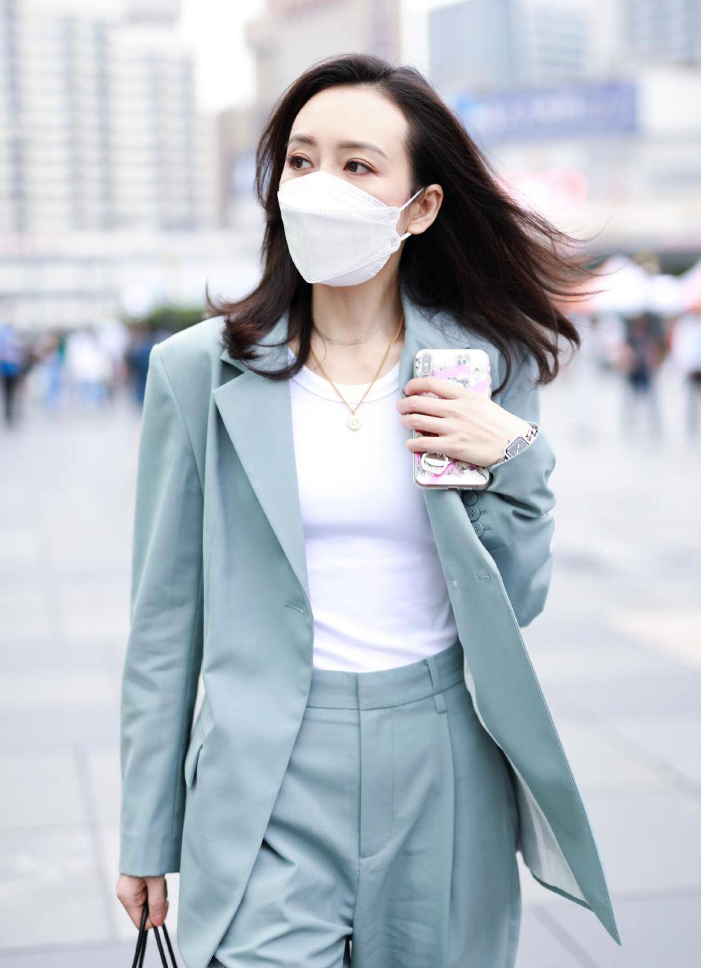 王鸥这是御姐范,白色t恤搭配灰蓝色西装,单手插兜利落霸气_机场_显得