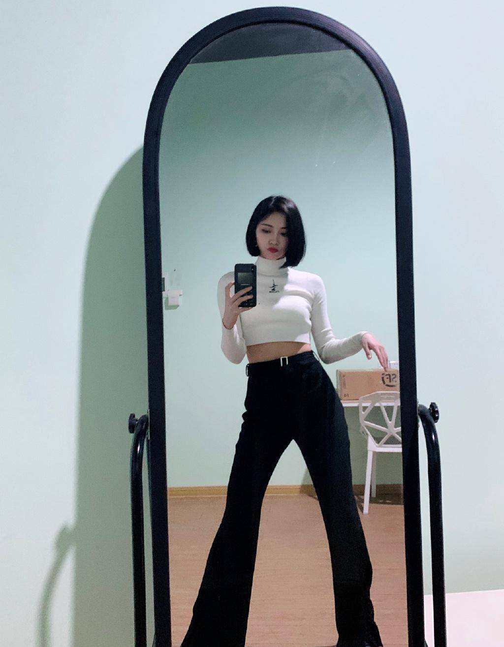 许佳琪这是什么气场,穿露脐上衣 牛仔裤,大步流星霸气得像女王_紧身