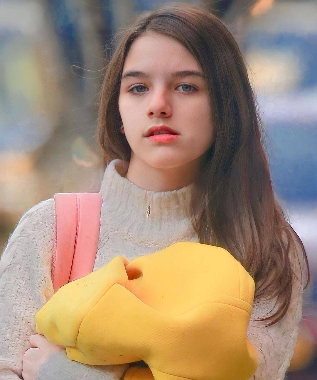 汤姆·克鲁斯女儿苏瑞少女味十足